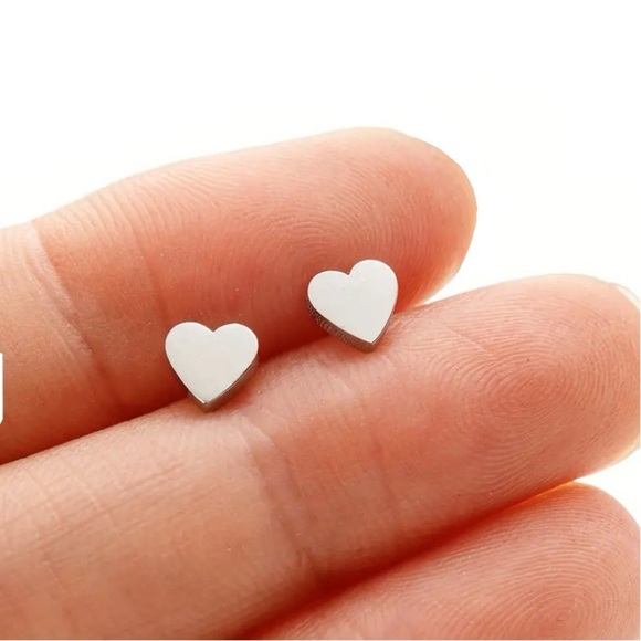 BOGO! Dainty Heart stud Earrings in Silver color - Boutique NEW - Picture 1 of 3